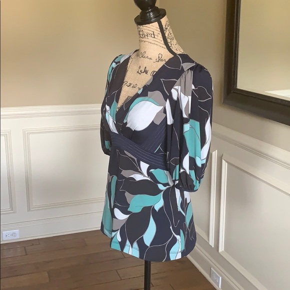 BCBGMAXAZRIA High Low Patterned 3/4 Top EUC - Picture 3 of 8